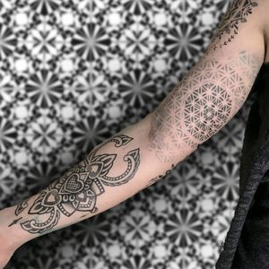 ➡️ INSTAGRAM @ The_Sym_Tattoo 🏴 #dotwork #dotworktattoo #geometric #geometrictattoo #mandala #mandalatattoo #floweroflife #sacredgeometey #thesymtattoo #tattooitalia #tattoolife