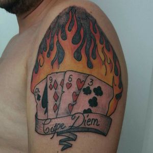 Releitura da tattoo do James Hetfield, vocalista do Metallica! #tattoo #tatuagem #metallica #music #musictatto #cartas #fire #carpediem #viperink #grupoamazon #emestattooshop #erechim #rs #brasiltattoo 