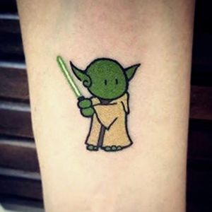 Yodahttp://www.spiritustattoo.com/star-wars-tattoo/11/#starwars #yoda #funny #laser #cartoon #minimal #green #small 