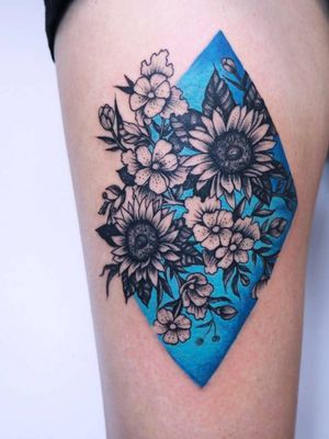Floral tattoo #floraltattoo #floral #flowers #colortattoo #tighttattoo #legtattoo #sunflower #blueink #blue 
