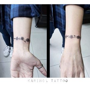 🌼Instagram: @karincatattoo #daisy #tattoo #tattoos #tattoodesign #tattooartist #tattooer #tattoostudio #tattoolove #tattooart #istanbul #turkey #dövme #dövmeci #design #girl #woman #tattedup #inked #ink #tattooed #small #minimal #little #tiny #arm