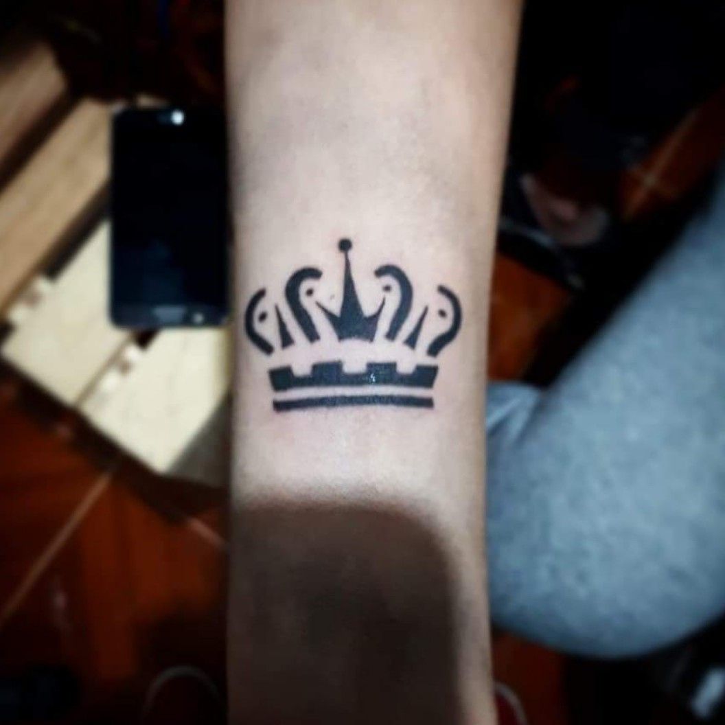 crown tattoos with letter h