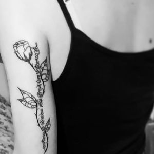 Los caracteres más fuertes están cubiertos de cicatrices ⚘ #blackandgreytattoo #tatoooftheday #tattoo #tattooart #inkmaster #inkedgirlsdoitbetter #inkedgirl #frases #roses 