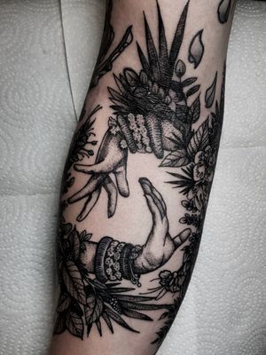 Cambodian hands #tattoo#tattoos#tattooed#ttt#tttism#blackwork#blackworkers##blackworkerssubmission#blackworkers_tattoo#ink#customdesign#customtattoo#flowers#flowertattoo#hands#handtattoos#cambodia#blackandgrey#fineline#magical##beauty#ldnttt#tattoodo#tattoodoapp#london#shoreditch#detail#smalltattoos#illustration#art#sunskintattoomachines#blackandgrey#bw#blacktattoos#