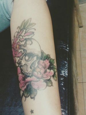 Skull and japanese flowers #skull #skulltattoo #flowertattoo #flowers #colortattoo #color