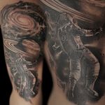 . . .Admirando o espaço. . .#tattoo #tatuagem  #espaco #astronauta #pretoebranco #kikotattoorio #FelipeMello  #Riodejaneirotattoo #riodejaneiro #design #draw 