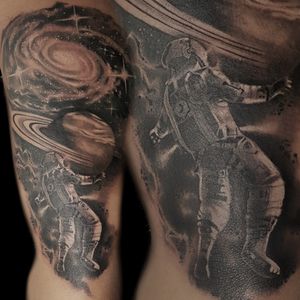 ...Admirando o espaço...#tattoo #tatuagem  #espaco #astronauta #pretoebranco #kikotattoorio #FelipeMello  #Riodejaneirotattoo #riodejaneiro #design #draw 