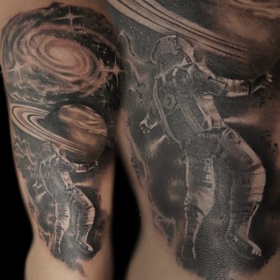 . . .Admirando o espaço. . .#tattoo #tatuagem #espaco #astronauta #pretoebranco #kikotattoorio #FelipeMello #Riodejaneirotattoo #riodejaneiro #design #draw 