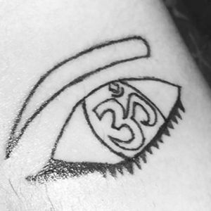 💣Un poco de mi arte💣#tattoo #om #omtattoo #eye #blackwork #blackworktattoo #inked 