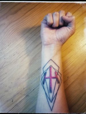 My first tattoo was divided in two: on my right, the symbol of Teresa, the strongest of all claymores. Made by Edgar Licona at Kaustika Miramontes, Mexico City. #mangatattoo #manga #animetattoo #animeinspired #claymore #yagi #geometry 
