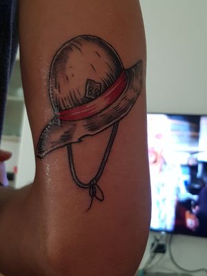 Rufy's straw hat, tattoed by #marrahumble. Let's follow him on instagram @marrahumble.#rufy #onepiecetattoo #onepiece 
