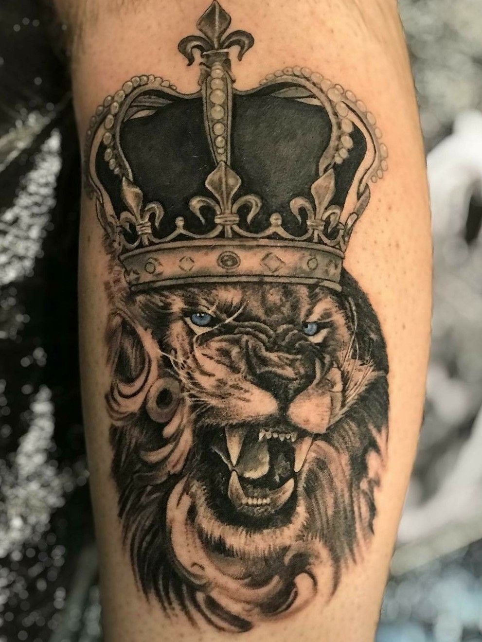 Тату тигр с короной