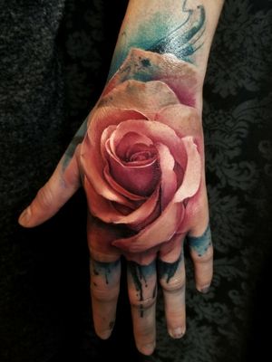 #rose #rosetattoo #tattoohand #handtattoo #rosehand