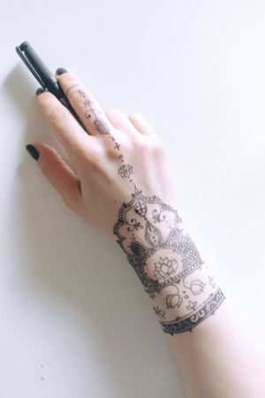 Done with my left hand eventhough i'm not left-handed 😬✌️#mandala #faketattoo #biro #birotattoo #ninfee #flower #arm #hand #camomaiff