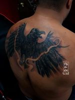 Cover up tattoo by Byron Zúñiga. #byronzuñiga #guatemala #royalpaintattoo #crow #neotraditionaltattoo 
