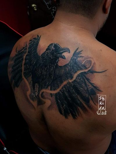 Cover up tattoo by Byron Zúñiga. #byronzuñiga #guatemala #royalpaintattoo #crow #neotraditionaltattoo 