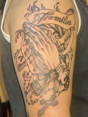 #family #familia #tatto #tatoo #blackandgreytattoo  #hands  #glosario