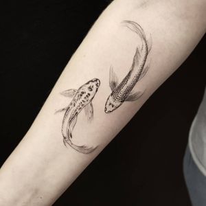 Koi fish harmony #tat #tats #tattoo #tattoos #ink #inked #inkedlife #freshlyinked #inkedup #detailtattoo #realism #realistictattoo #koi #fish #butterfly #kois #harmony #yingyang #illustration #graphictattoo 