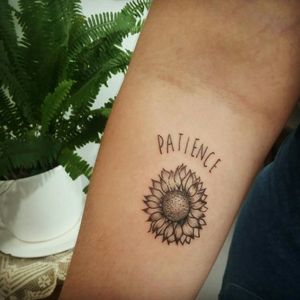 A beleza da flor que flexiona-se em busca do sol, na rotina diária da procura pelo que é belo e ilumina. #sunflower #girassol #tournesol #girasole #Sonnenblume #patience #paciencia #geduld #pazienza #natural #natürlich #naturale #naturel #fleur #fiore #flor #flower #tattoo #tatouage #tattoo #tatuagem #tatuaje #tatuaggio #tattoodo #tattoo2me #aurorabeatriz #luttiink #arte #theartoftattoo #saopaulo #brazil