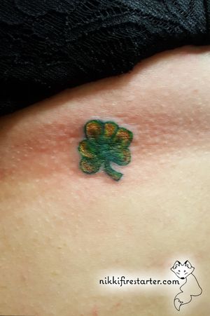Lil shamrockhttp://nikkifirestarter.com#tattoos #smalltattoos #shamrocktattoos #irishtattoos #colortattoos #green #clover