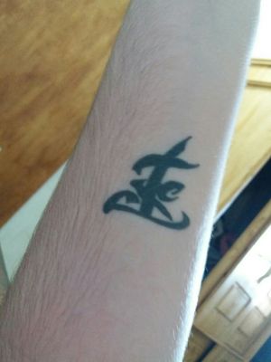 Es mi tatuajen, en mi ante brazo izquierdo y es una runa de la famosa saga "Shadow Hunters" esta runa significa fuerza