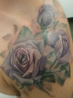 #lockandkey #roses #purpleroses #flowers #nature #hisandhers #couple #fullcolor #shoulder 