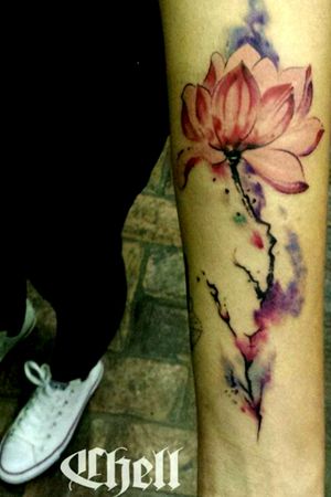 #lotustattoo #lotusflower #color #watercolortattoos #chelltattoo #girlswithtattoos #inked #tintaysangre #ink #españa 