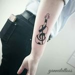 A minimalist tattoo by yanna ragué (on Facebook / yannatattoos (on Instagram) #musicnote #violin #music #Black 