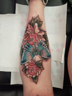 Neotraditional peony & butterfly tattoo #neotraditionaltattoo #neotraditional #colour #peonytattoo #peonies #legtattoos  