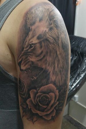 #tattoo #tattoopretoecinza #realismo #realismotatto #blackandgreytattoo #tattoos #finelinetattoo #tattooja #tattooleao #lion #leaotattoo 