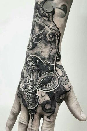 Octopus and tattoo gun#blackworktattoo 