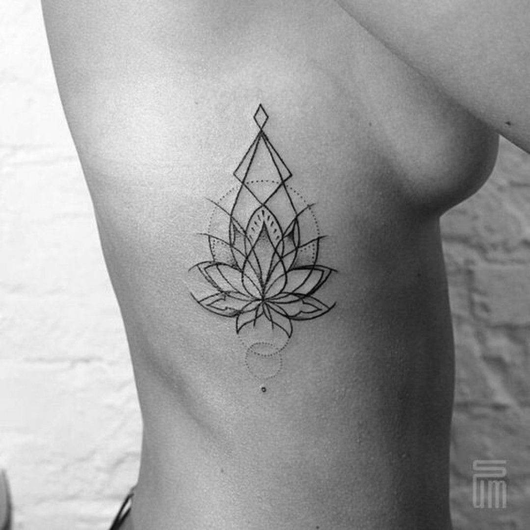 Image result for compass tattoo between shoulder blades  Flower tattoo  back Trendy tattoos Flower tattoo designs
