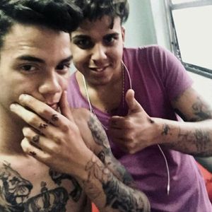 Mi gran ami y tatuador Alejandro vega Follow vega1904 Tattoo dedos Signos ♑🐾