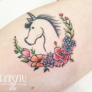 Some pretty flowers to frame this cute unicorn. (The unicorn is not my work) 