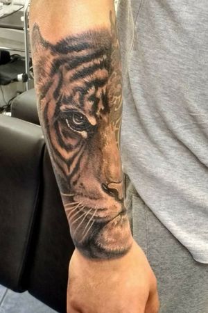 #realismtattoo #tigertattoo #animaltattoo #tattooart #blackandgreytattoo #tattooartist #tattooer #tattooartistmagazine #tattoosnob 