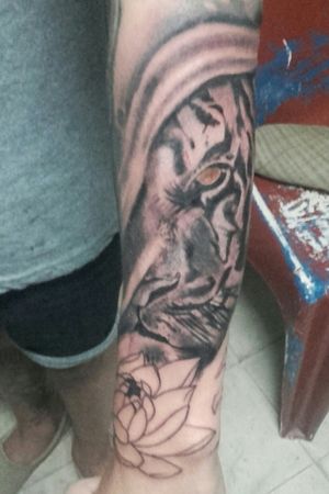 Tatuaje tigre y flor de loto brazo 🐯🐯