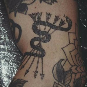 Мимо 😑 D_krumm_tattoos #Kyiv #Krumm #Tattoo #KRUMMTattoо #D_Krumm #linework #tattooartist #tattoosketch #tattoo #tatts #tattoos #tattooed #tattooart #tattooartist #tattoowork #snake #arrows #hand #shhh #engraving