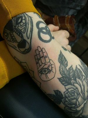 Manipulator bzzzzz 🌀🌀🌀 #Kyiv #Krumm #Tattoo #KRUMMTattoо #D_Krumm #linework #tattooartist #tattoosketch #tattoo #tatts #tattoos #tattooed #tattooart #tattoowork #handonhand #hand #eye #mystic #TySegall #manipulator