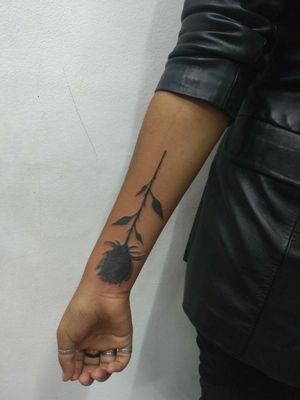 Black Rose textura aveludada.#tattooart #tattoodooffice #instatattoo #tattoo2me 