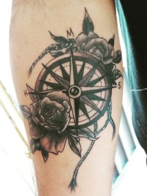 Tattoo sombreadaBy: Camila Oliveira #tattoobrasil  #pretoebranco #tatuadorasbrasileiras #tatuadorainiciante #bussola #rosas 