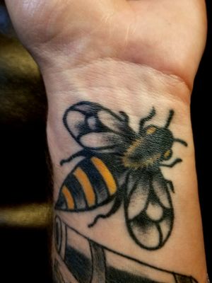American Traditional honey bee #traditionaltattoos #honeybee 