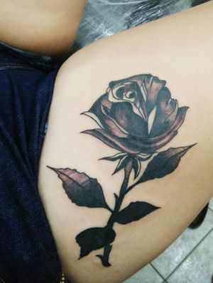 Rosa preto e brancoBy: Camila Oliveira #rosapretoebranco #arttattoo #girltattoo #tatuadorasbrasileiras 