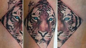 Tiger face enclosed in geometry, front of the thigh and wrapping slightly #tiger #tigerhead #color #colour #colorful #thigh #thightattoo 