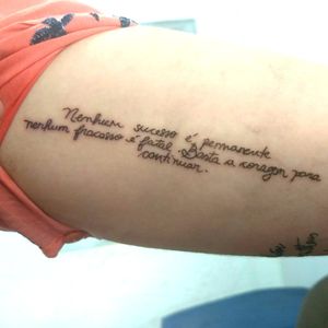 "Nenhum sucesso é permanente, nenhum fracasso é fatal. Basta a coragem para continuar."Tattoo realizada em cliente com a própria caligrafia.#finelines #finelinetattoo #fineline #pradoinktattoo #simpletattoo #SimpleAndBeautifulTattoo #simple #brasiltattoo 