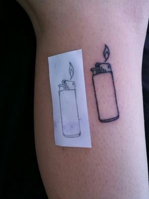 Did this one to a friend who always forgets her lighters at home soo she wanted one to be with her at all times :p 🔥🔥 #sticknpoke #handpoked #diytattoo #straightline #minimalism #inkedgirls 
