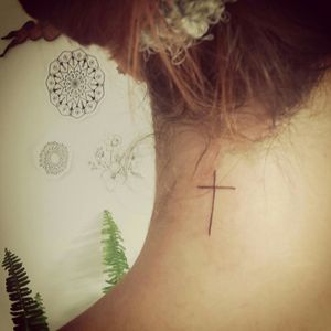 Tatuagem minimalista da @alynemascareli 💒🙏💐 #cross #Kreuz #十字架 #kryds #cruz #croix #croce #cruz #крос #tattoo #Tätowierung #tatuatge #黥 #tatovering #tatuaje #tatouage #tatuaggio #tatuagem #тату #aurorabeatriz #luttibeatriz #luttiink #art #saopaulo #brazil