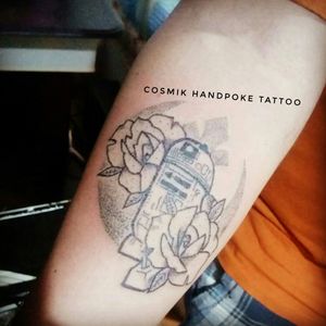 R2-D2 feito totalmente sem máquina#handpoke #slowtattoo #handmade #tatuagemsemmaquina #handpushed #CosmikHandpoke #dotwork #tattoocampinas #tatuagemcampinas 