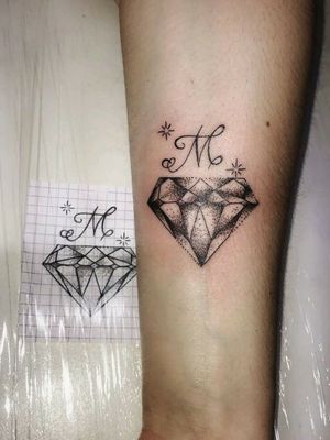 My favorite tattoo artist! He does not have a profile on this aplication, but go see his Instagram ➡ @acekreamIt's my first tatoo and I'm a fan! #diamond#letter#M#love#first#tatoo#family
