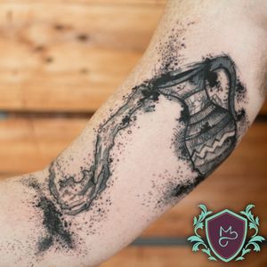 AQUARIUS -  em Black Fμ©king Work. 😈😈😈 . . .. Quer uma arte pensada pra ti?  Arte autoral TATUADA . . . . ***Todos por um mundo mais colorido com qualidade.*** .. .. ... #AndreMeloTattooArtist #MelosTattooInk #tatuagem #tattoo #tattoing #tattooart #tattooer #tattooist #tatuadoresbrasileiros #tatuagembrasil #art #drawing #tattoomachine #rotarymachinetattoo #vilaclementino #vilamariana #ibirapuera #black #blackworkers #blackwork #blackworktatoo #dotwork #sketch #sketchtattoo #sketchwork #aquario #aquarius #signotattoo #signos