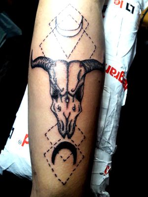 Bull skull by:Helmer tatto from santiago, chile 